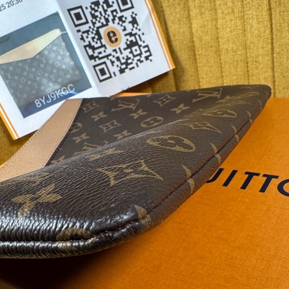 LOUIS VUITTON
Monogram Daily Pouch Sesame - Picture 13 of 16